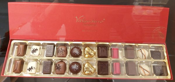 Bombones Caja Roja con 22 Bombones - Valentino Chocolatier Asturias